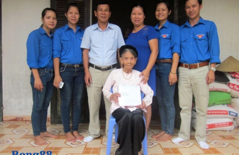 Trần Thành Đạt tổ chức chuyến thăm hỏi và tặng quà cho người già neo đơn ở viện dưỡng lão TP.HCM
